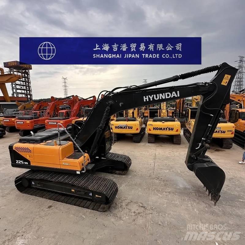 Hyundai R225 Гусеничні екскаватори