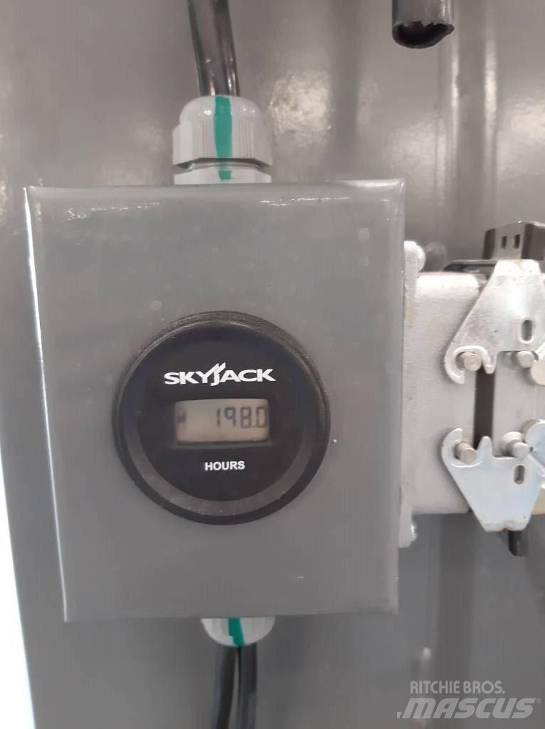 SkyJack SJ 16 Вертикальні щоглові підйомники