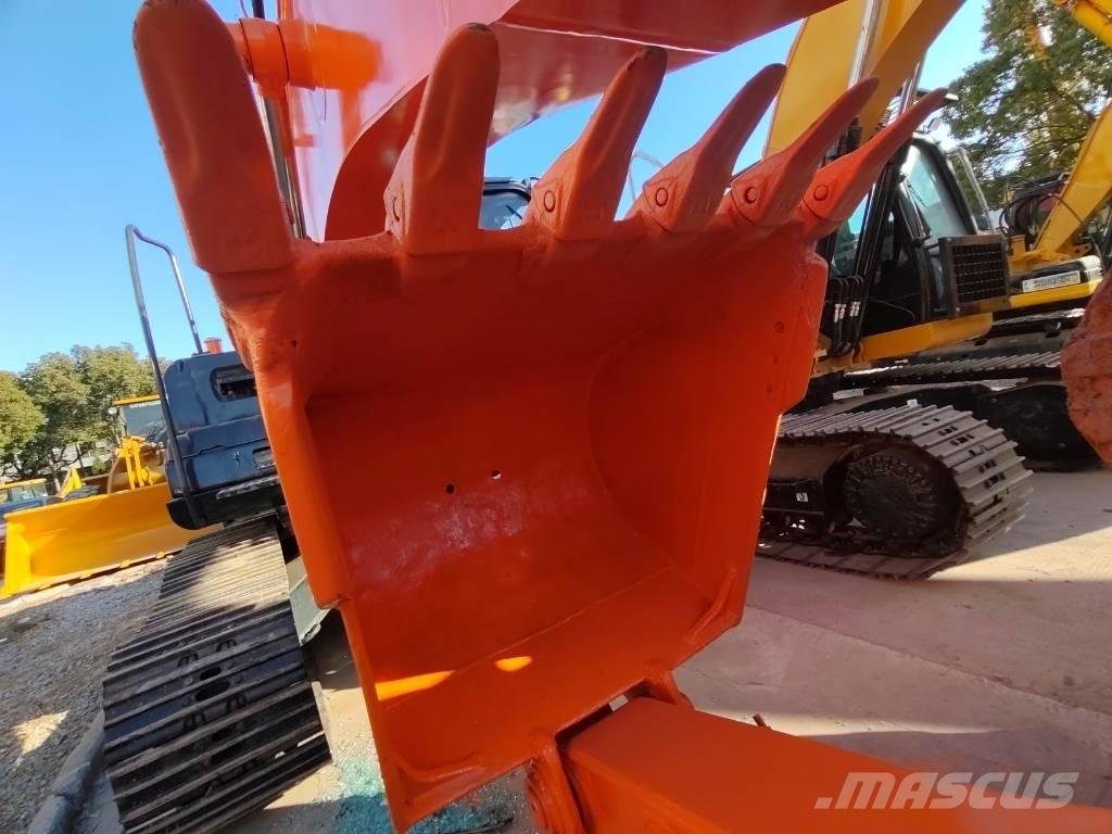 Hitachi ZX 200 Гусеничні екскаватори