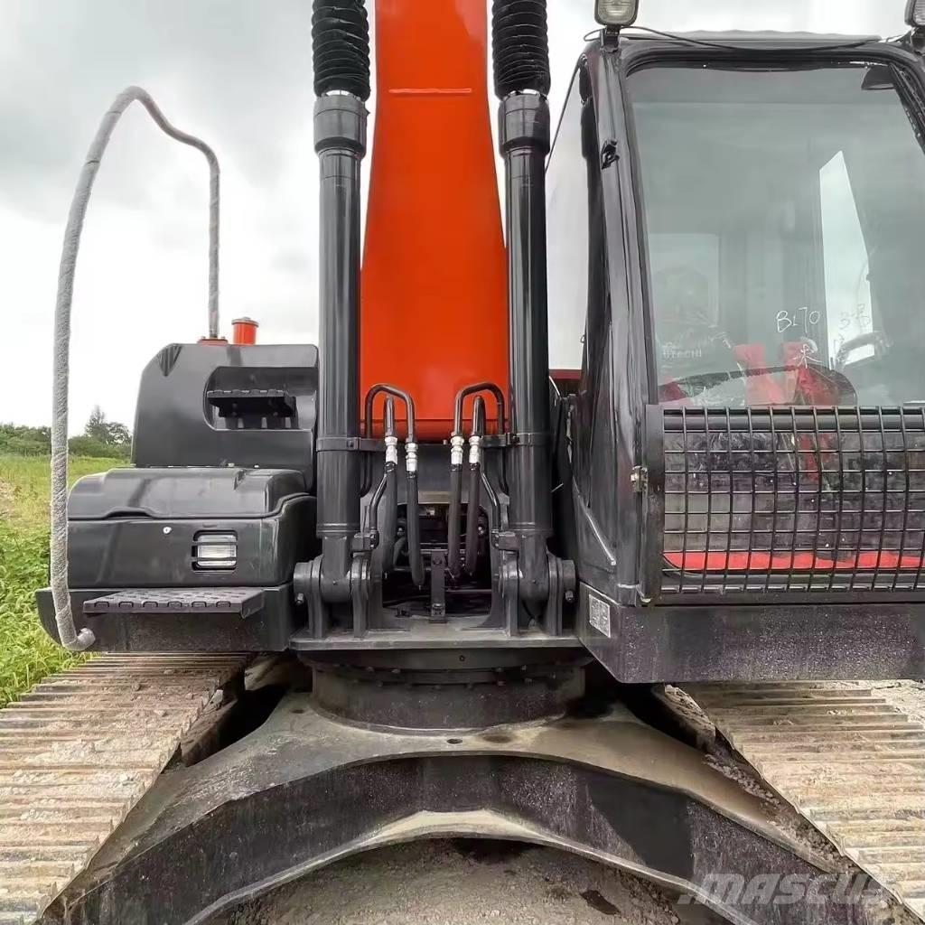 Hitachi ZX 200 Гусеничні екскаватори