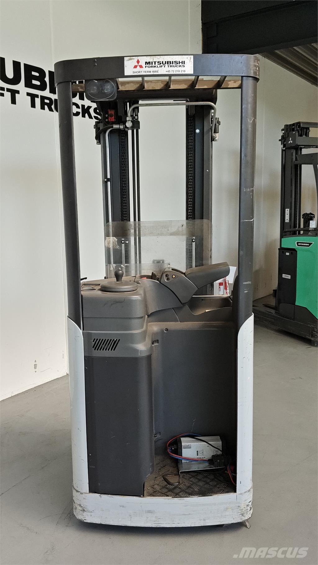 Atlet AJN160 Самохідні електроштабелери