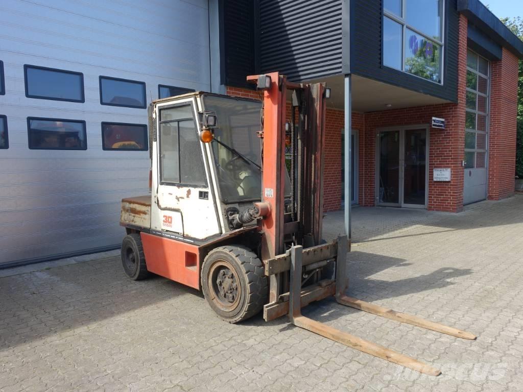 Nissan EGH02 A 30 U Дизельні навантажувачі