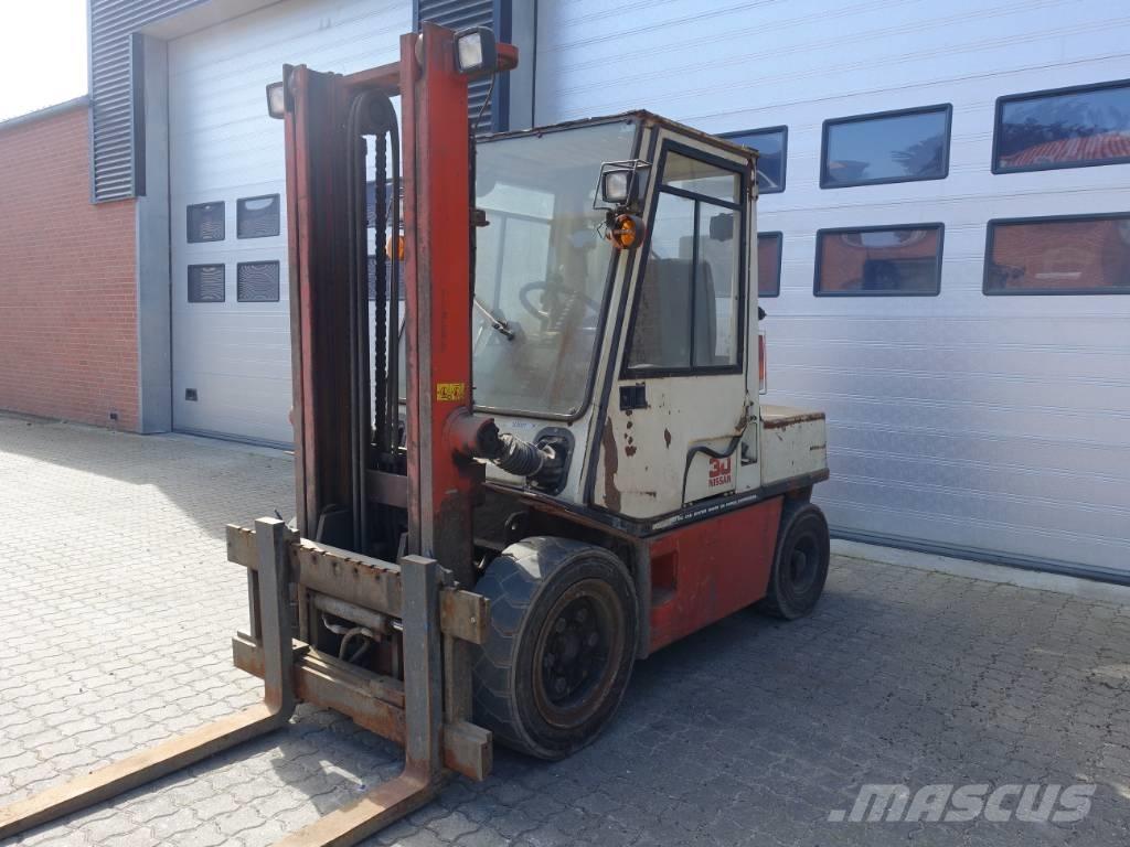 Nissan EGH02 A 30 U Дизельні навантажувачі