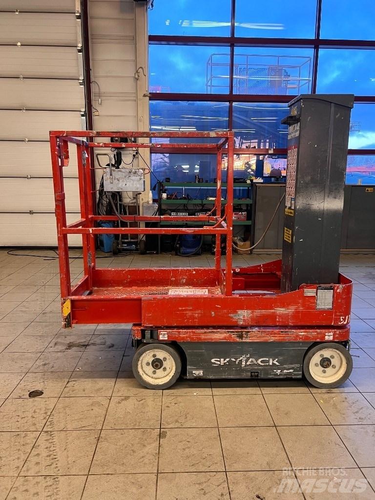SkyJack SJ 16 Вертикальні щоглові підйомники