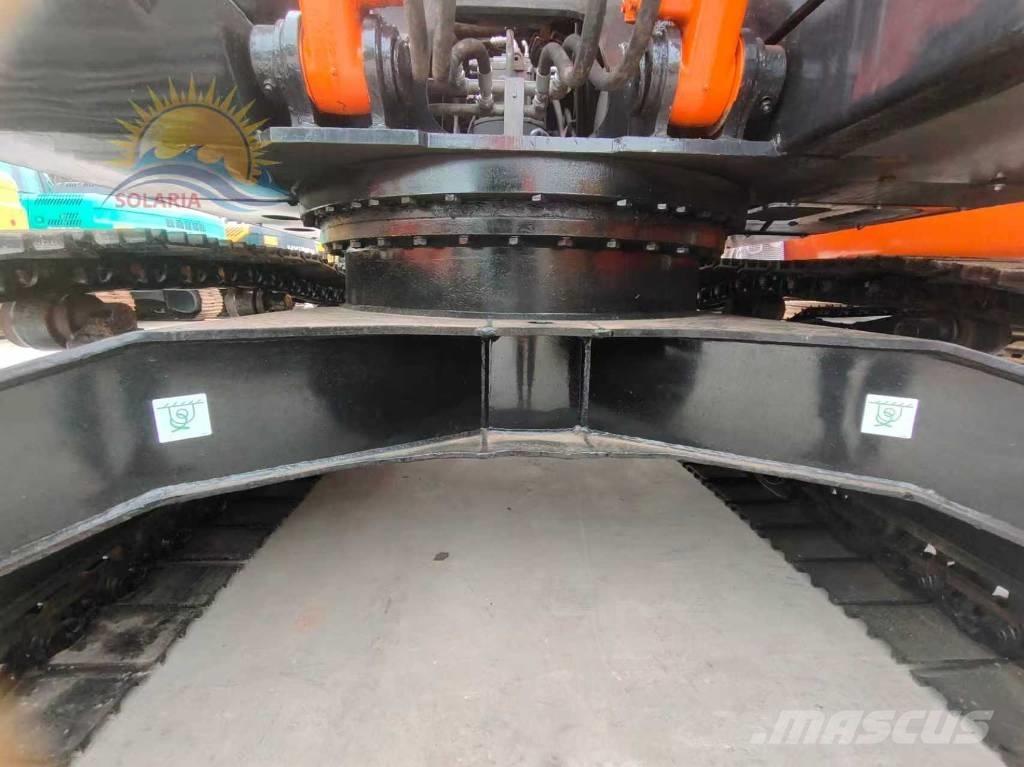Hitachi ZX 200 Гусеничні екскаватори