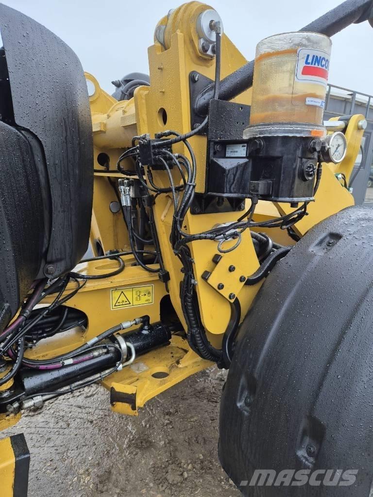 CAT 906M Фронтальні навантажувачі