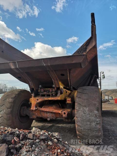 CAT 735 Зчленовані самоскиди