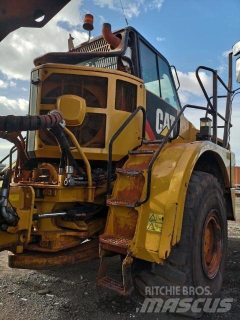 CAT 735 Зчленовані самоскиди