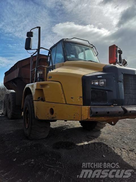 CAT 735 Зчленовані самоскиди