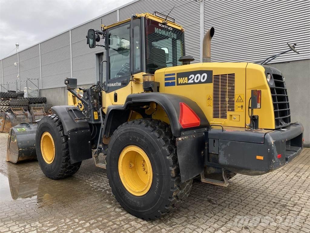Komatsu WA200-7 Фронтальні навантажувачі