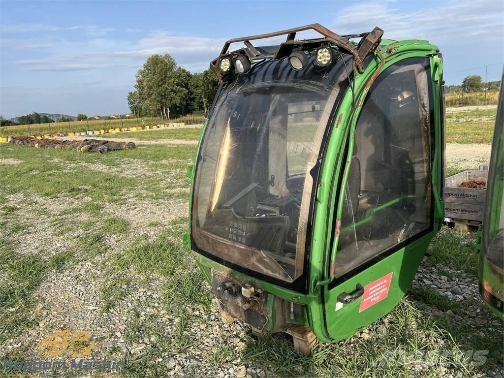 John Deere 1010E Кабіна
