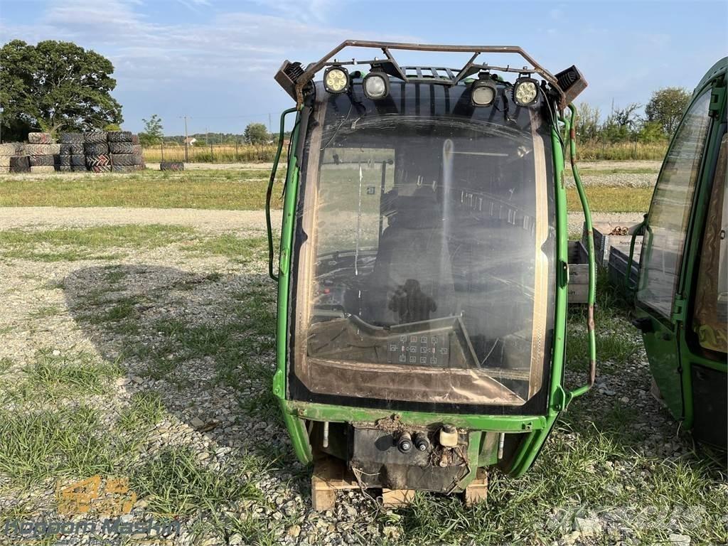 John Deere 1010E Кабіна