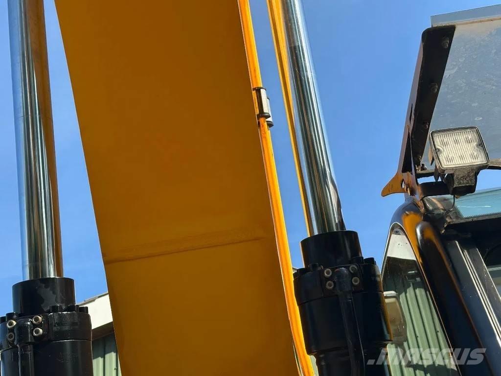 JCB JS220LC plus Гусеничні екскаватори