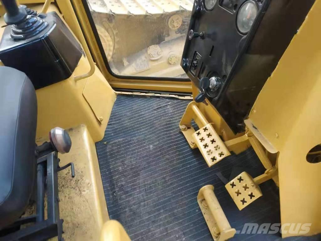 CAT D5M Гусеничні бульдозери