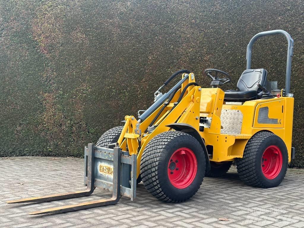Knikmops KM 130 Багатофункціональне обладнання для вантажних і землекопальних робіт