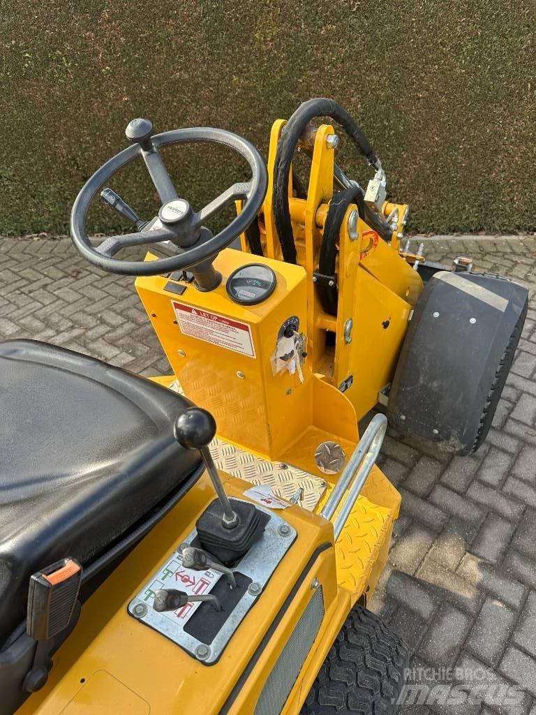 Knikmops KM 130 Багатофункціональне обладнання для вантажних і землекопальних робіт