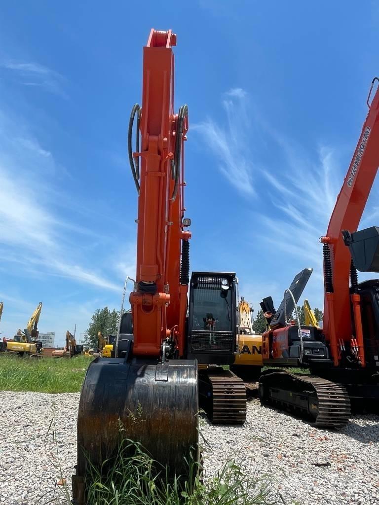 Hitachi ZX200 Гусеничні екскаватори