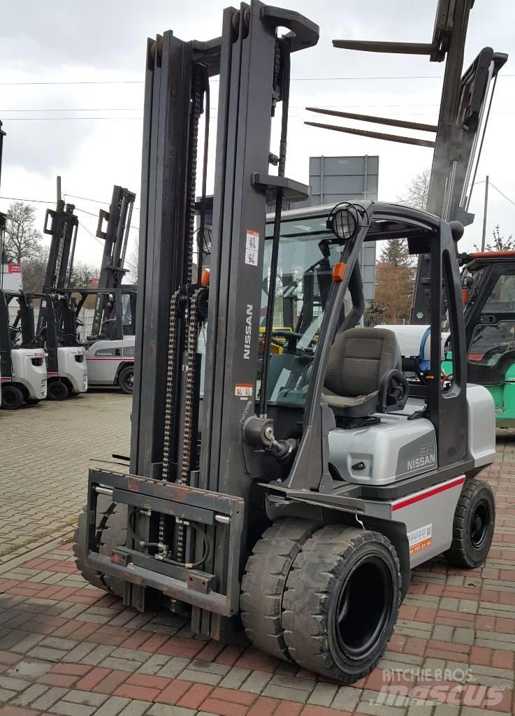Nissan UG1D2A30LQ Газові навантажувачі