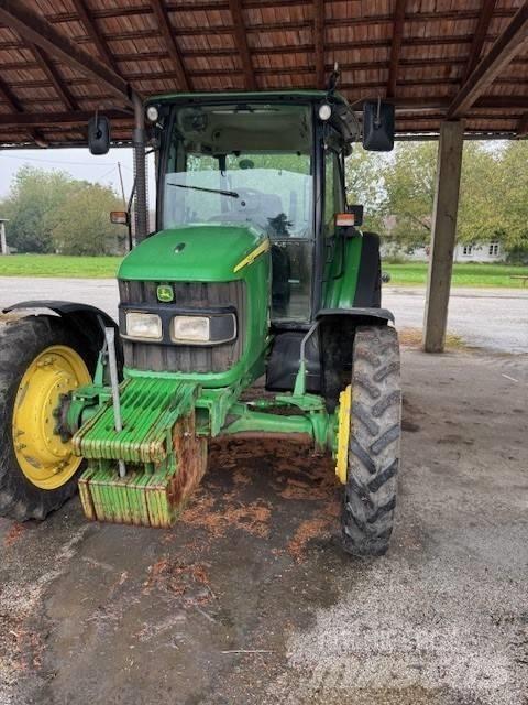 John Deere 5820 Трактори