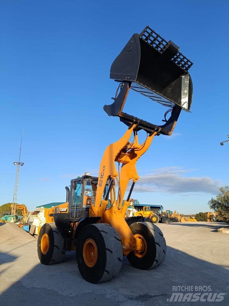 CASE 821C XR Фронтальні навантажувачі