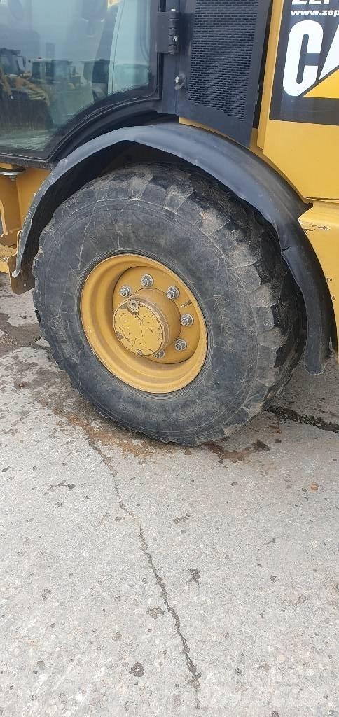 CAT 906M Фронтальні навантажувачі