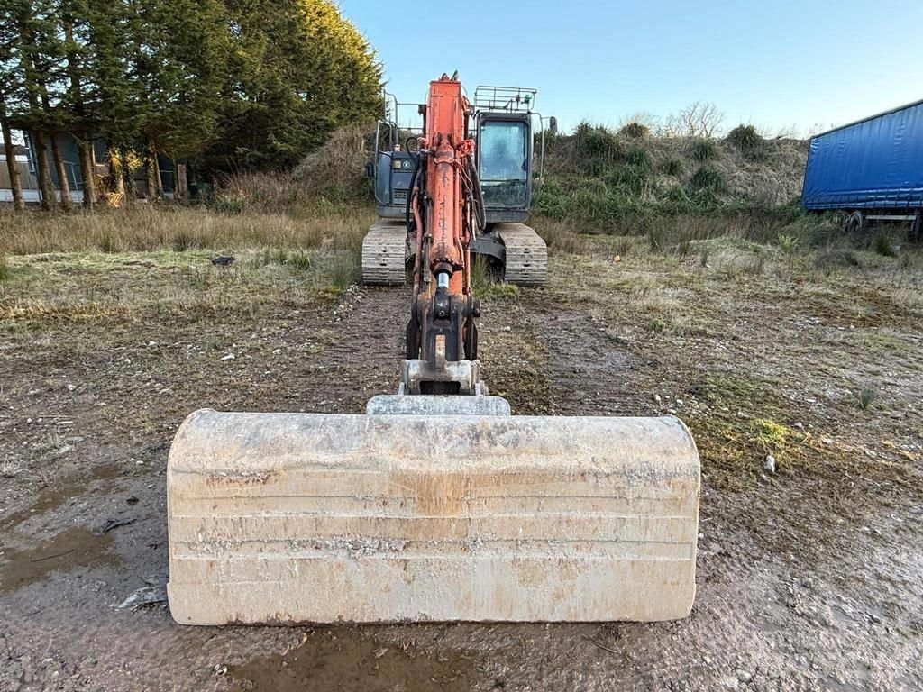 Hitachi ZX225USRLC-3 Гусеничні екскаватори