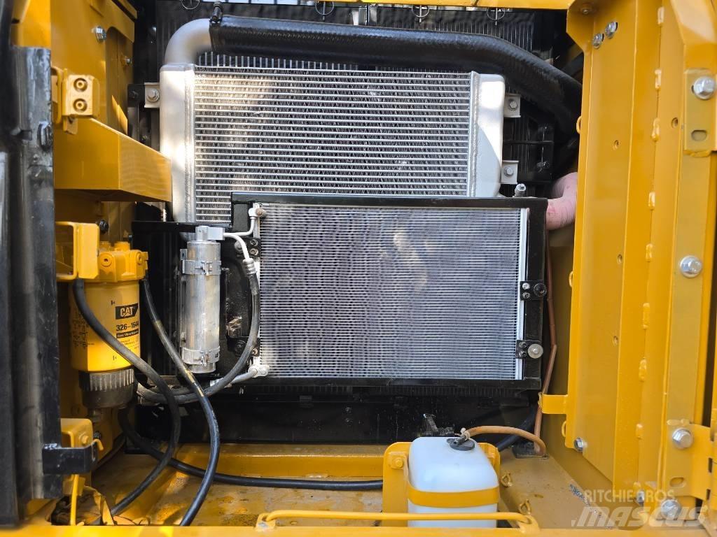 CAT 320D2 Гусеничні екскаватори