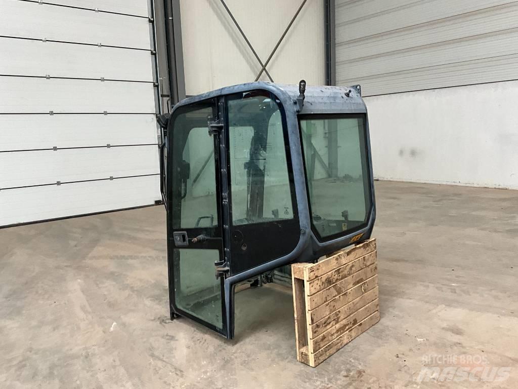 Kubota U 27-4 Кабіна