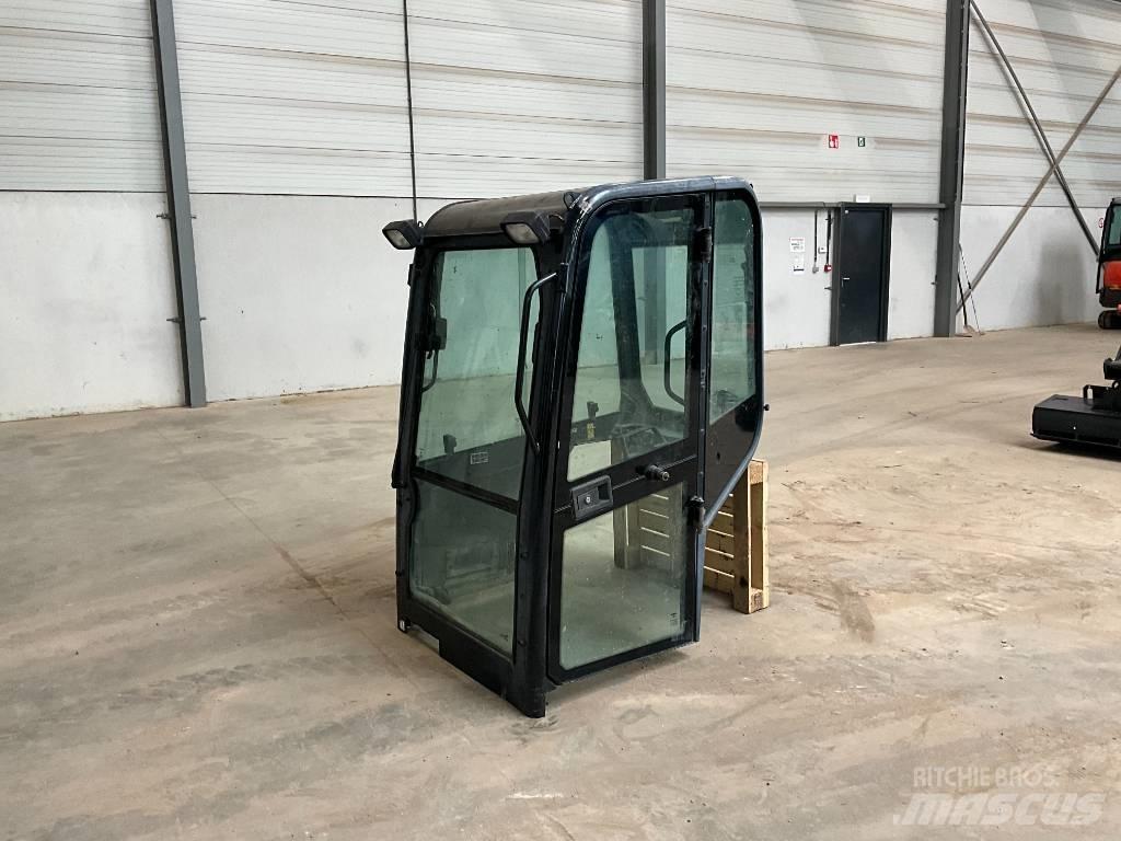 Kubota U 27-4 Кабіна