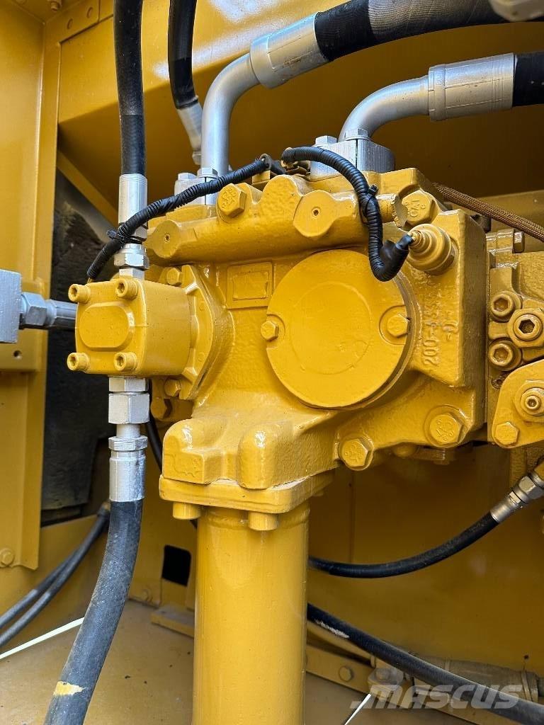 CAT 330D Гусеничні екскаватори