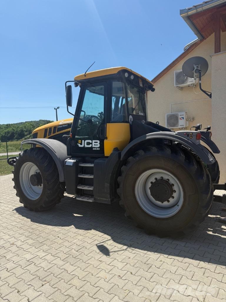 JCB JCB Fastrack3230 Трактори