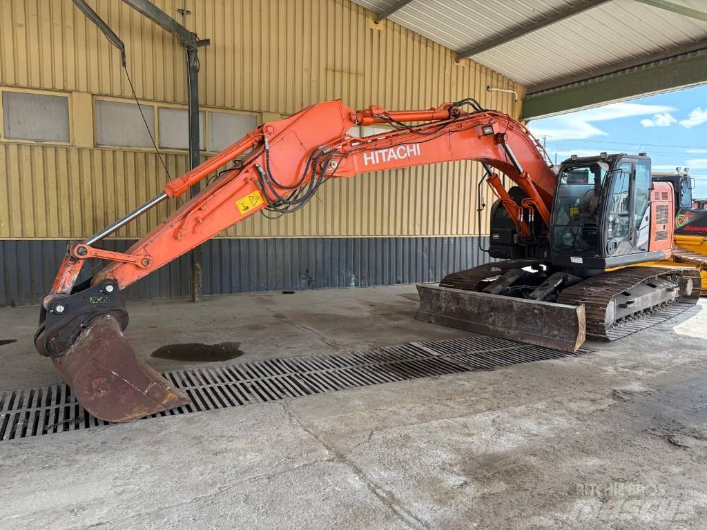 Hitachi ZX 225 Гусеничні екскаватори