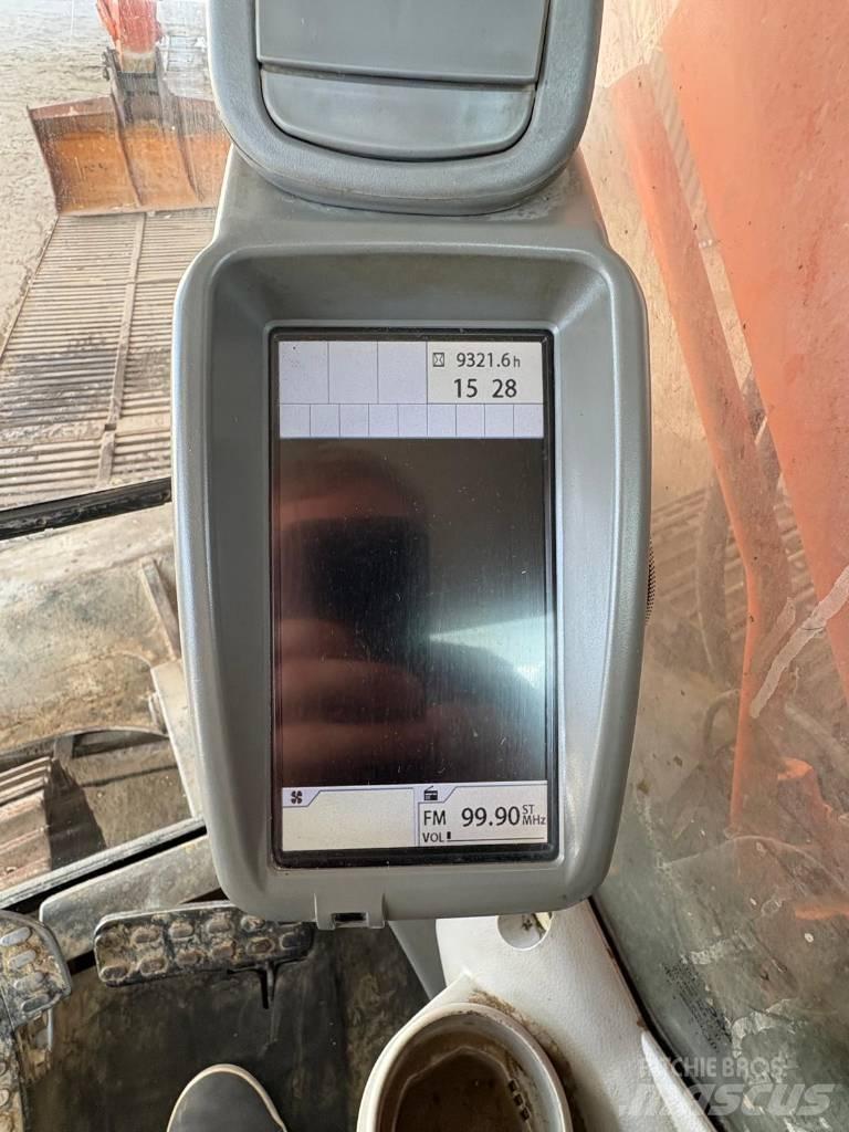 Hitachi ZX 225 Гусеничні екскаватори