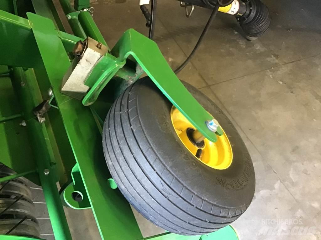 John Deere V461M Рулонні прес-підбирачі