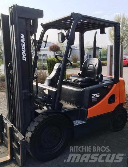 Doosan D25S-5 Дизельні навантажувачі