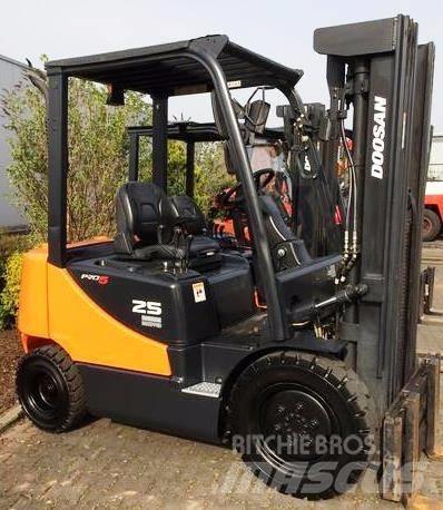 Doosan D25S-5 Дизельні навантажувачі