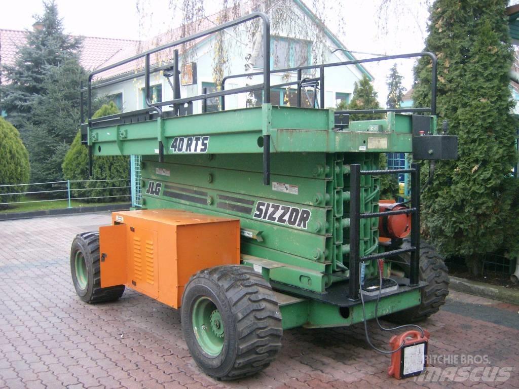 JLG 40RTS    V-1562 Вертикальні щоглові підйомники