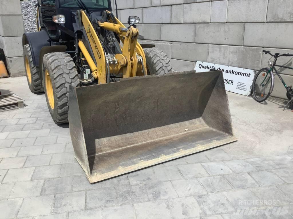 Komatsu WA100M-8 Фронтальні навантажувачі