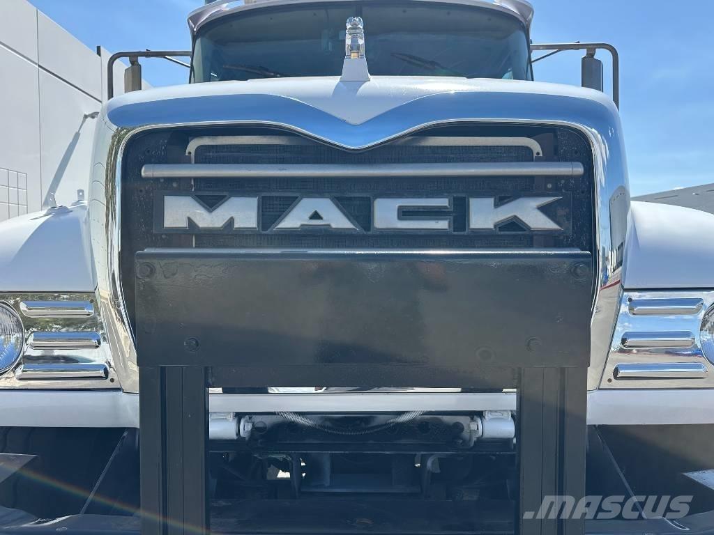 Mack CV 713 Контейнеровози