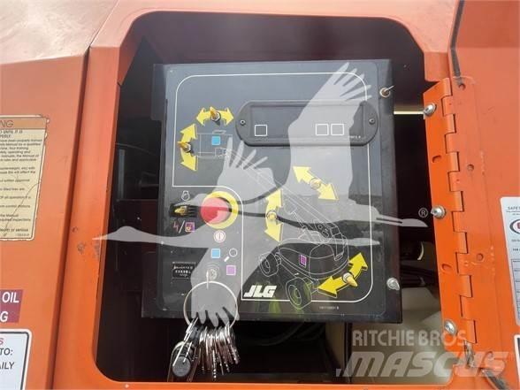 JLG 800S Телескопічні підйомники