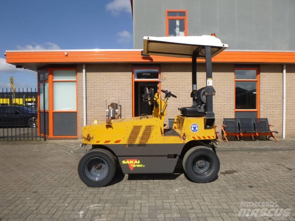 Sakai TS160-2 Пневматичні катки