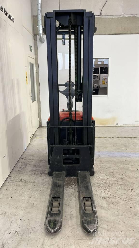 BT SPE 160 L Самохідні електроштабелери