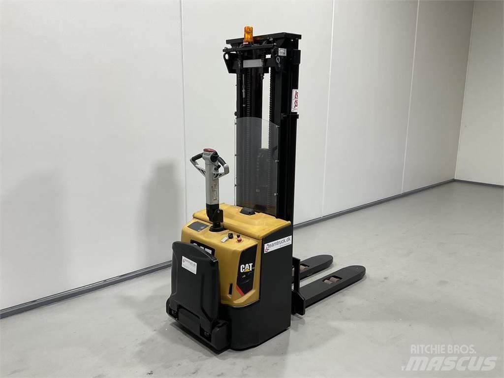 CAT NSP16N2R Самохідні електроштабелери
