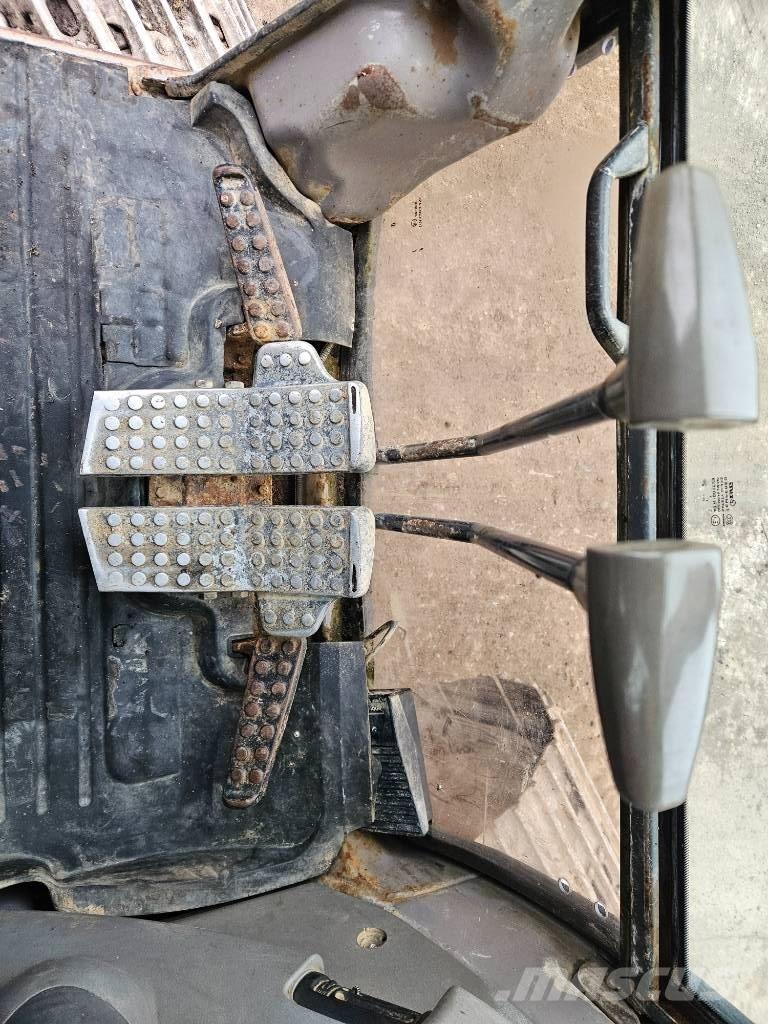 Hitachi ZX 200 LC Гусеничні екскаватори