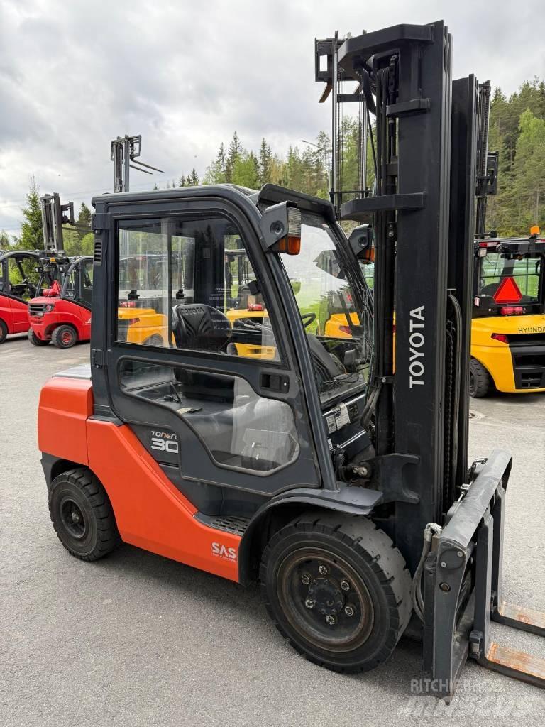 Toyota 02-8 FDF 30 Дизельні навантажувачі