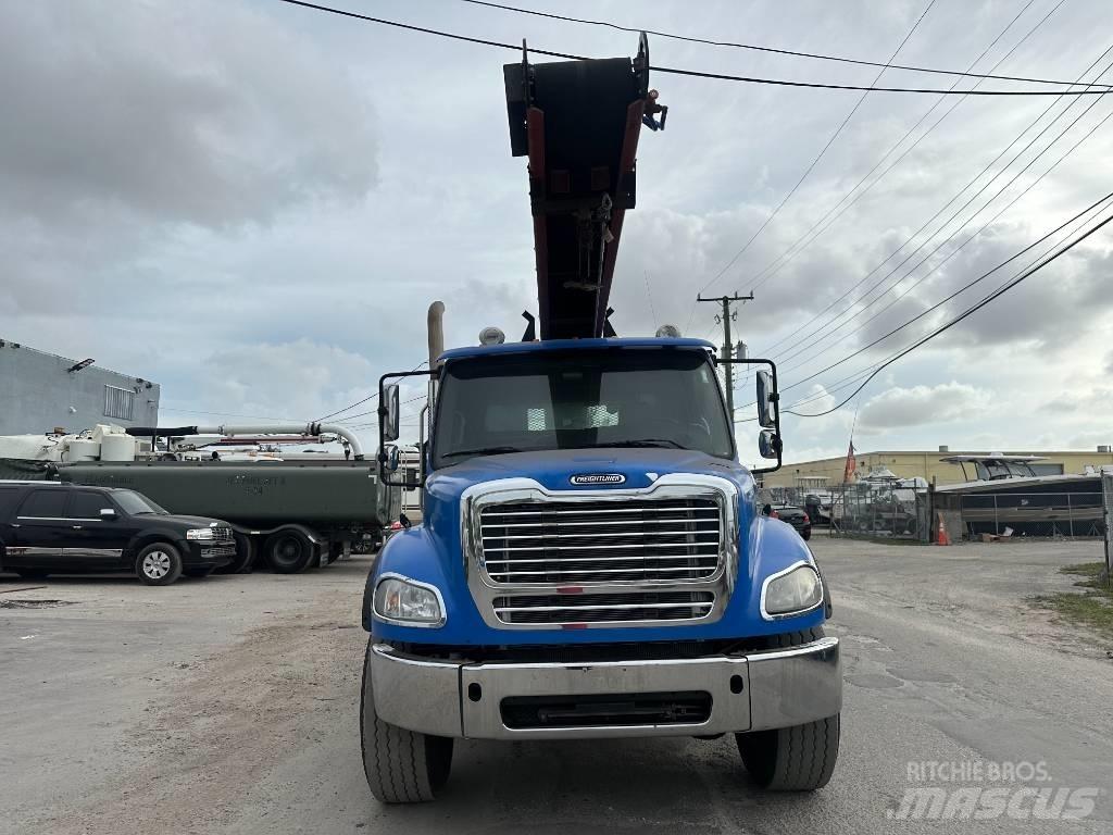 Freightliner M2 Вантажівки-платформи/бокове розвантаження