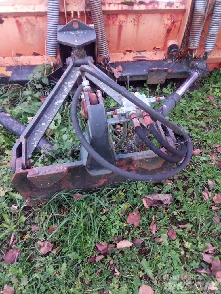  PLUG priključek Снігоочищувальні ножі та плуги