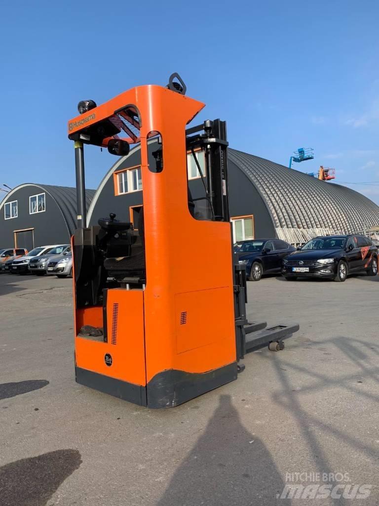 BT SRE 135 L Самохідні електроштабелери