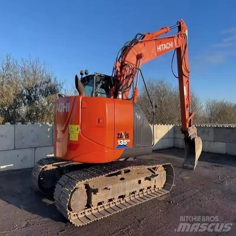 Hitachi ZX 135 Гусеничні екскаватори