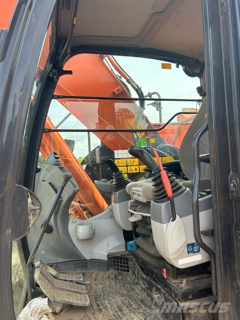 Hitachi ZX225 USLC-6 Гусеничні екскаватори